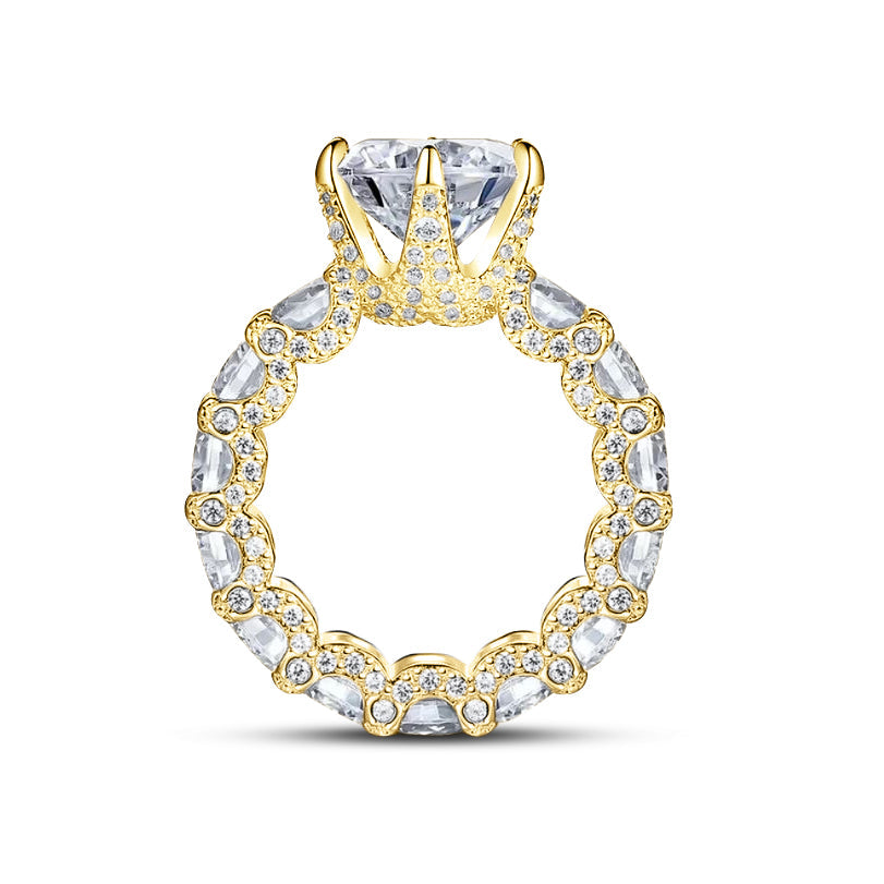 The Luxury Ring with Multiple Moissanites from Azzurie is as bright as a diamond. Descrição e Detalhes This ring se destaca como uma verdadeira obra-prima da joalheria, sua gema central irradiando brilho e qualidade excepcionais, enquanto o arranjo delicado de pedras menores ao redor eleva e realça ainda mais sua beleza geral. Especificações: Material: Banhado a prata Pedra: Moissanite Hipoalergênico GRA Certificate inclued.