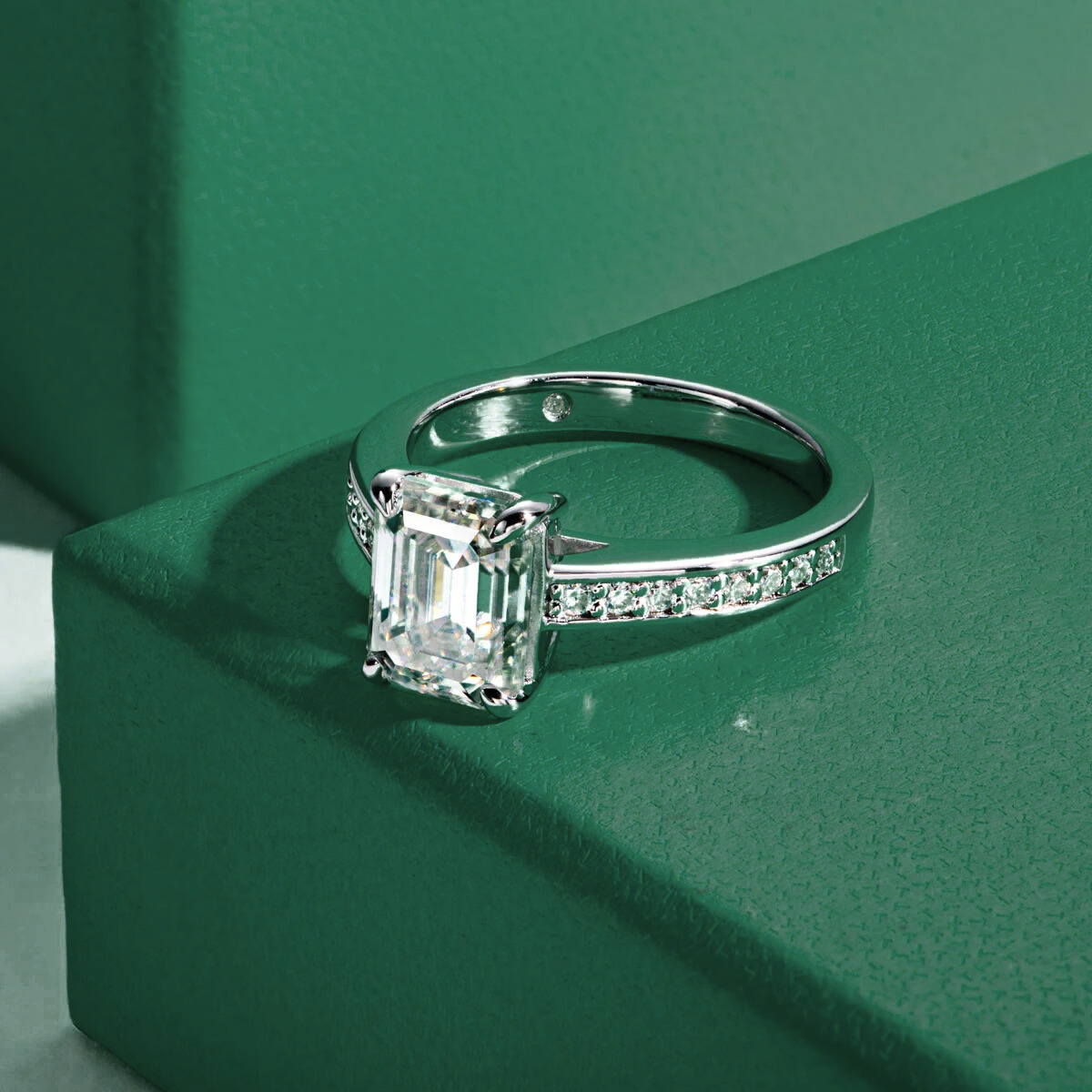 Aura Emerald Moissanite Ring