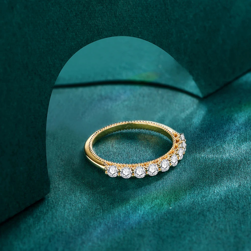 The 18k Gold Plated Half-Wedding Ring from Azzurie is as bright as a diamond. Descrição e Detalhes A Meia Aliança é perfeita para adicionar brilho e delicadeza ao seu look. Com design romântico, é ideal para demonstrar seu amor e elegância. Seu acabamento deve ser cuidadosamente elaborado para garantir um toque especial ao seu look. ESPECIFICAÇÕES: Materiais: aço inoxidável banhado a ouro 18kPedras: Pedras MoissaniteEstilo: ClássicoCertificado GRA incluídoHipoalergênico.