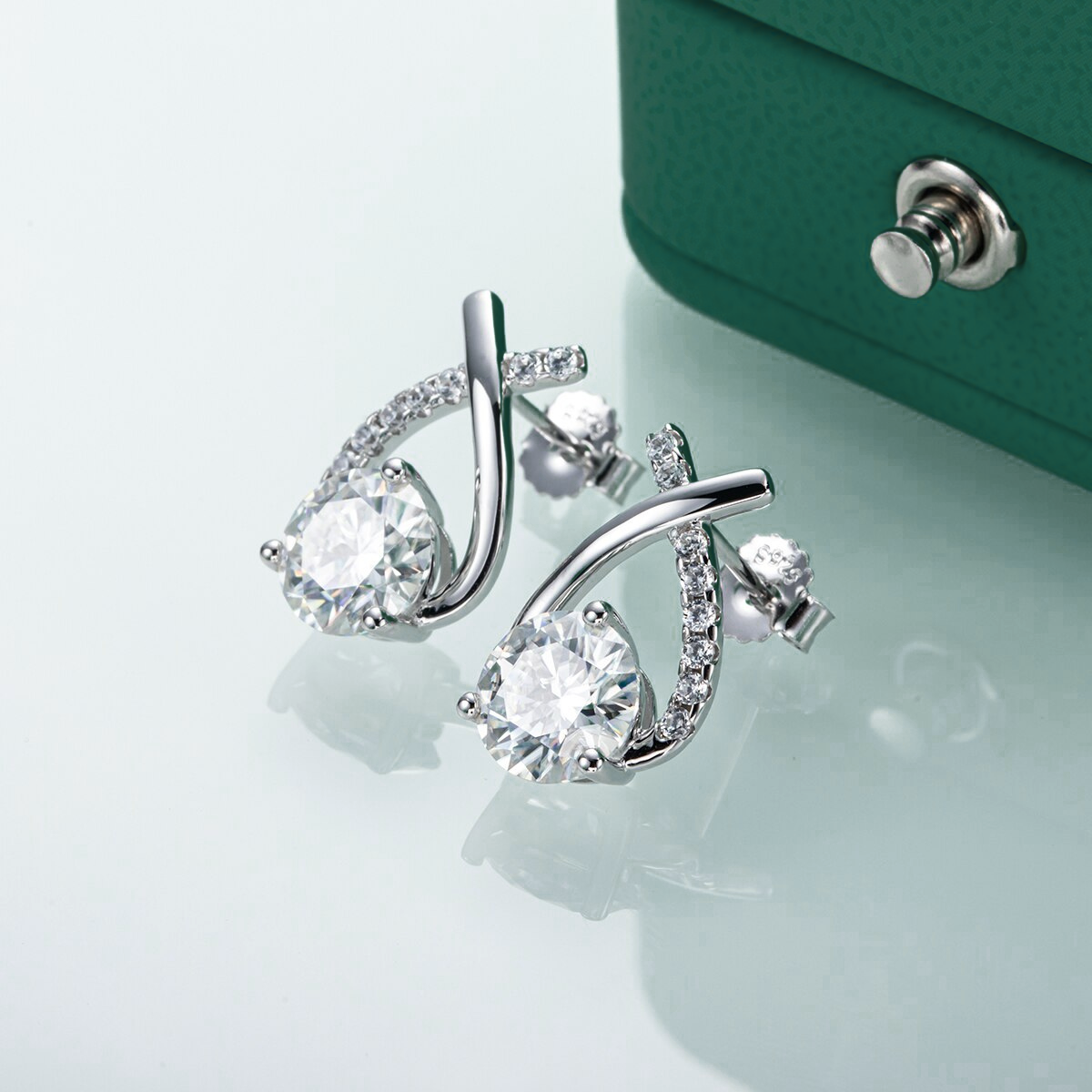 Aurora Moissanite Earring