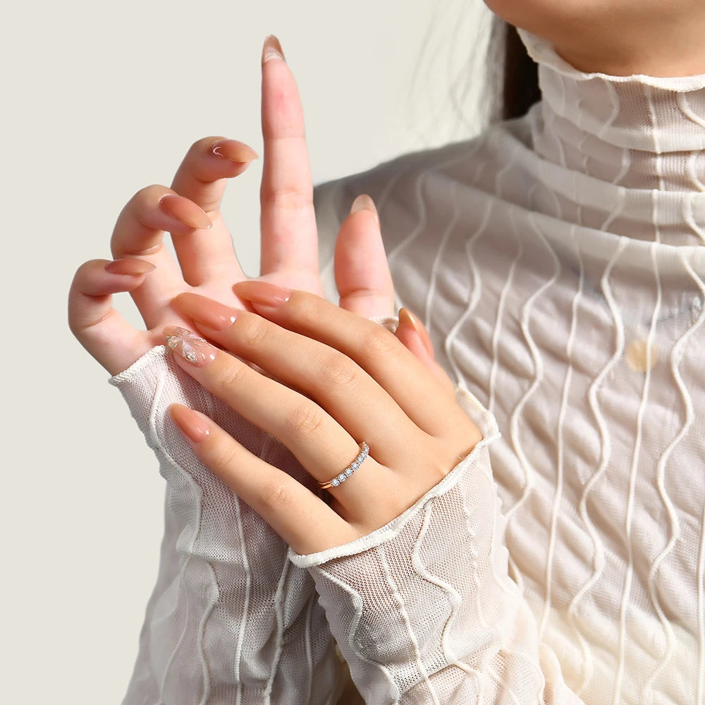 The 18k Gold Plated Half-Wedding Ring from Azzurie is as bright as a diamond. Descrição e Detalhes A Meia Aliança é perfeita para adicionar brilho e delicadeza ao seu look. Com design romântico, é ideal para demonstrar seu amor e elegância. Seu acabamento deve ser cuidadosamente elaborado para garantir um toque especial ao seu look. ESPECIFICAÇÕES: Materiais: aço inoxidável banhado a ouro 18kPedras: Pedras MoissaniteEstilo: ClássicoCertificado GRA incluídoHipoalergênico.