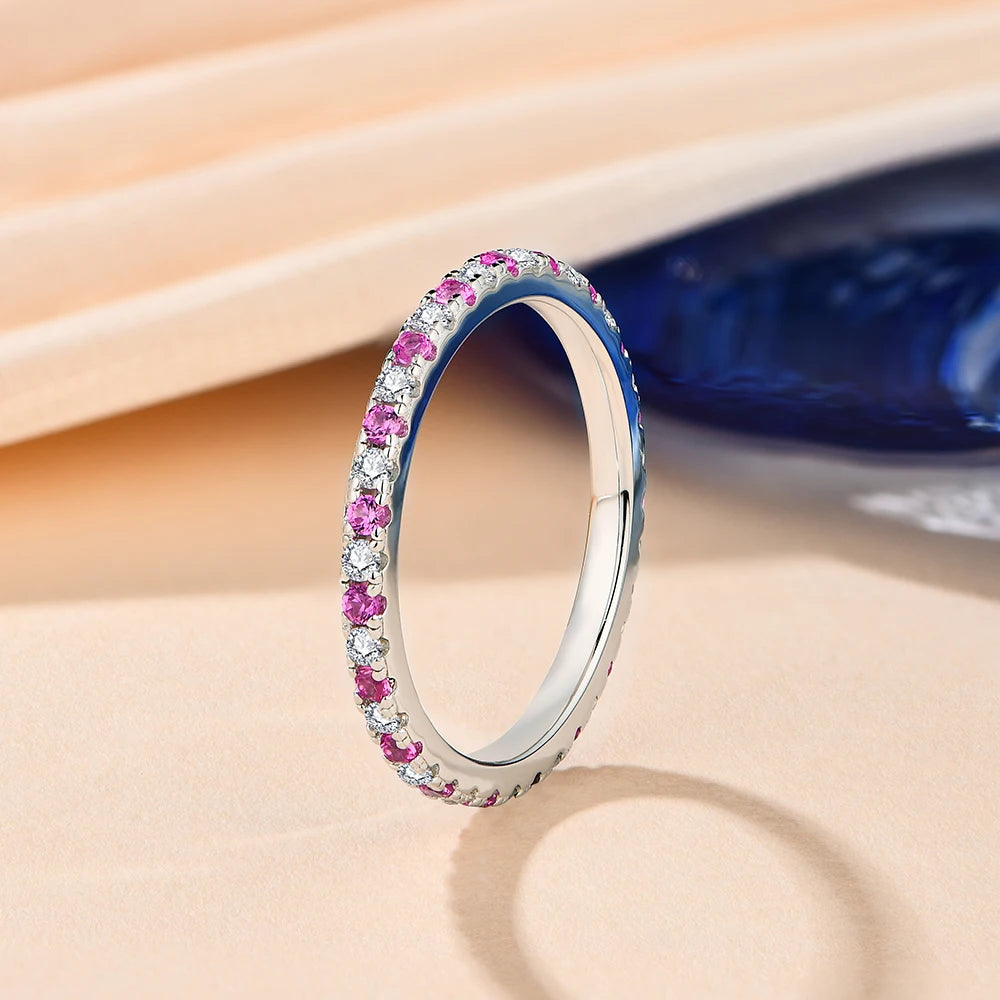 The Real Moissanite Ring from Azzurie is as bright as a diamond. Descrição e Detalhes Este anel Moissanite é feito com pedras reais e apresenta várias pedras para um visual deslumbrante. Aproveite a beleza e a qualidade deste anel luxuoso, que com certeza deixará qualquer look mais elegante. Uma escolha perfeita para quem busca sofisticação e estilo. ESPECIFICAÇÕES: Material: Banhado a prata 925 em ouro brancoPedras: MoissaniteCertificado GRA incluídoHipoalergênico.