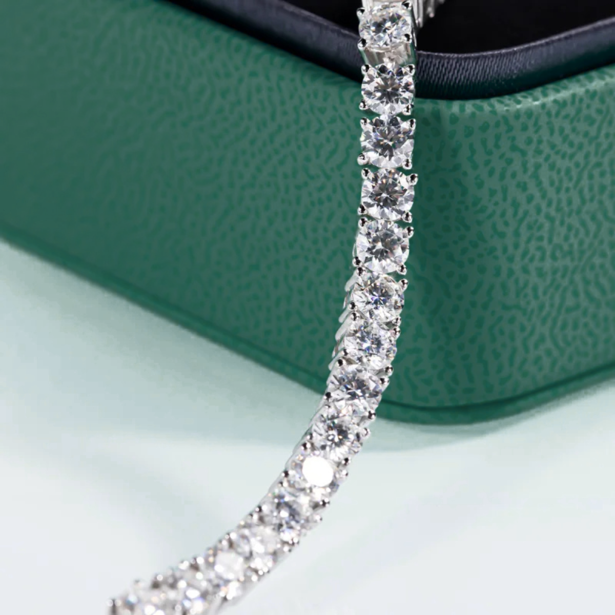 Pulseira Riviera com moissanites brilhantes, exibindo sofisticação e elegância em uma joia deslumbrante.