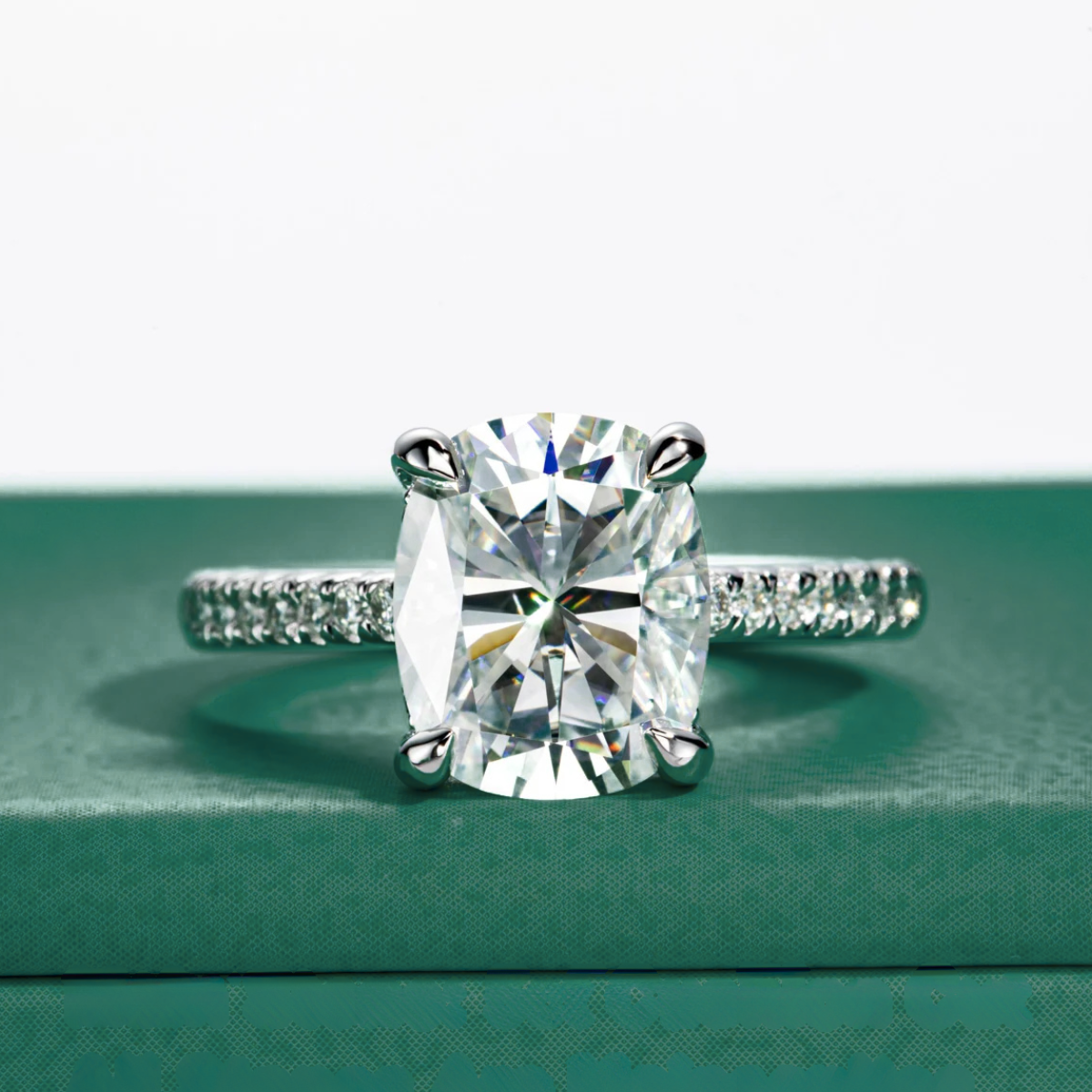 Anillo Promise de moissanita con forma de cojín