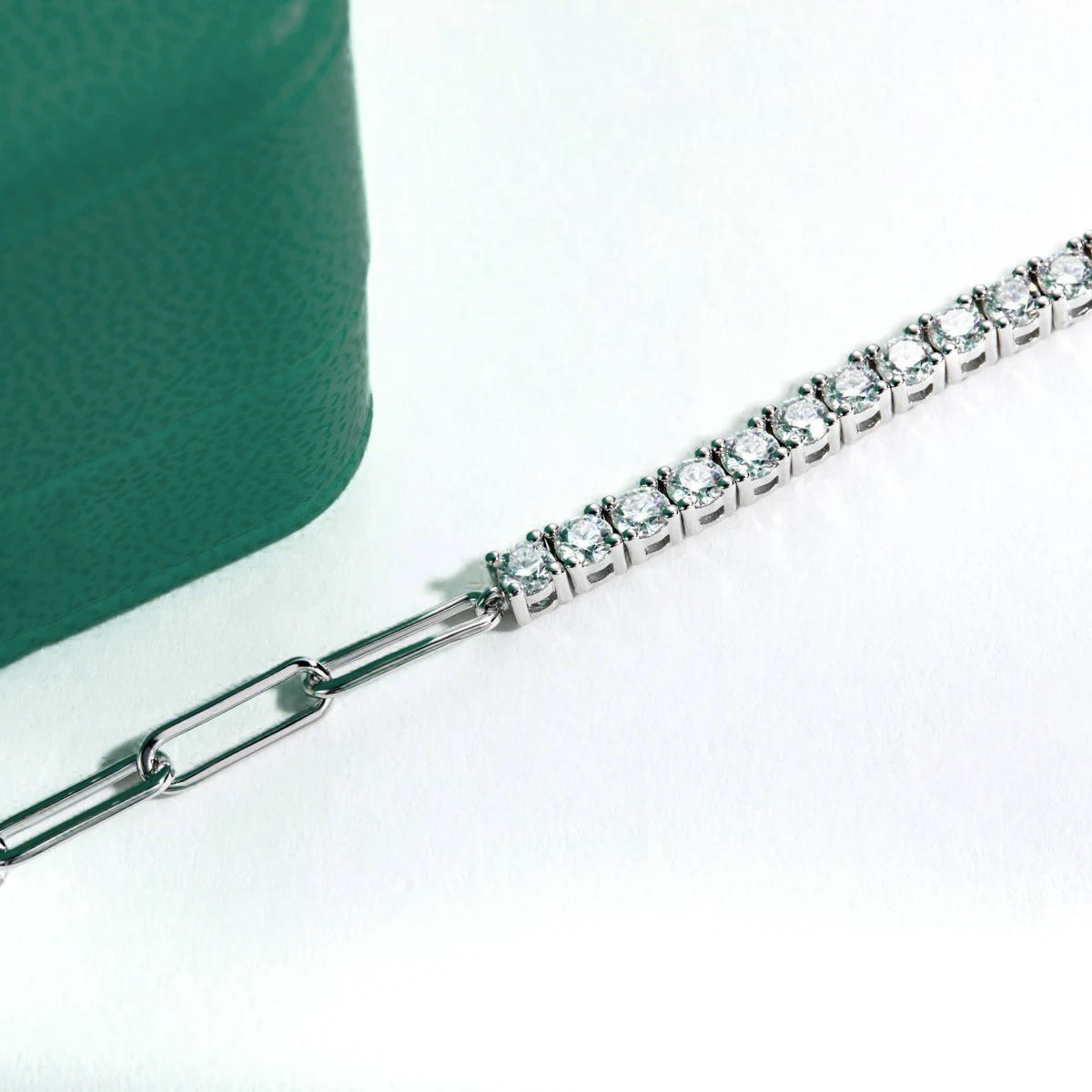 Pulseira Riviera Balance com moissanites em design elegante ao lado de uma caixa verde.