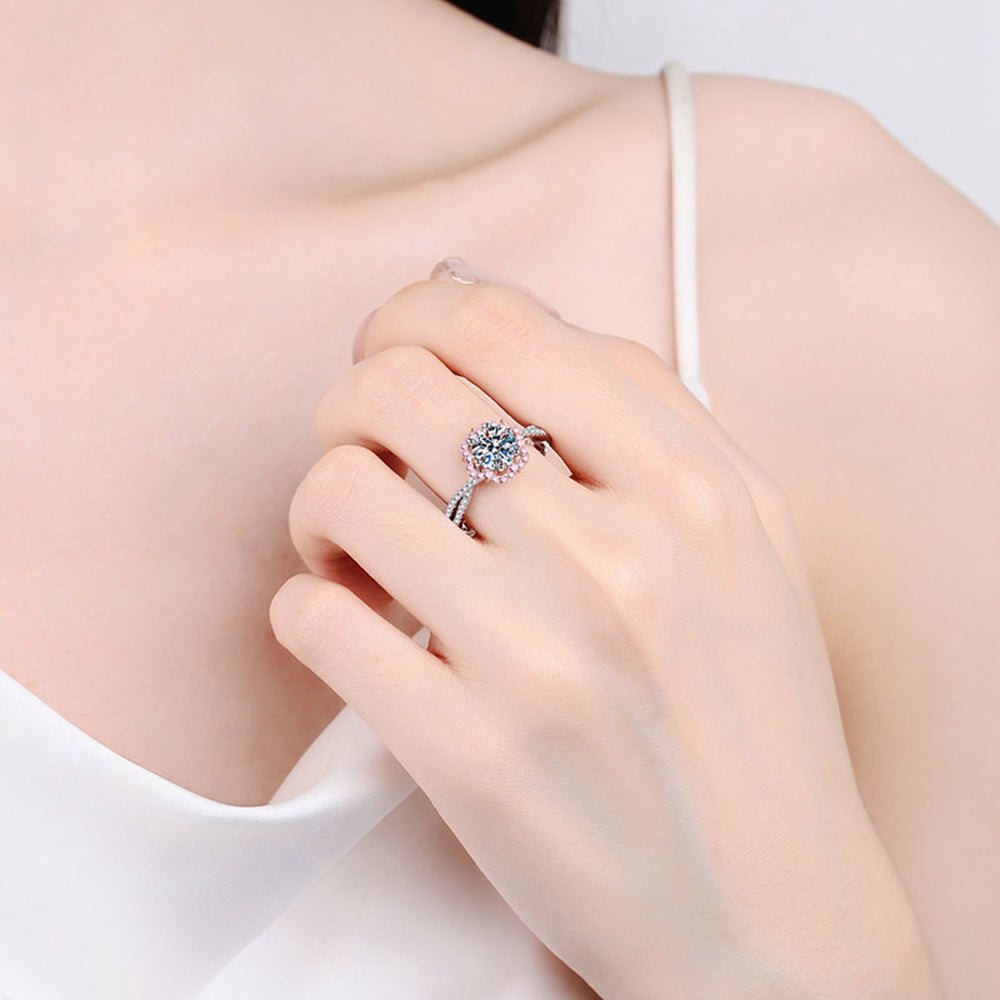 Éden Moissanite Ring: 925 silver with rhodium, featuring a floral design and Moissanite centerpiece on a hand.