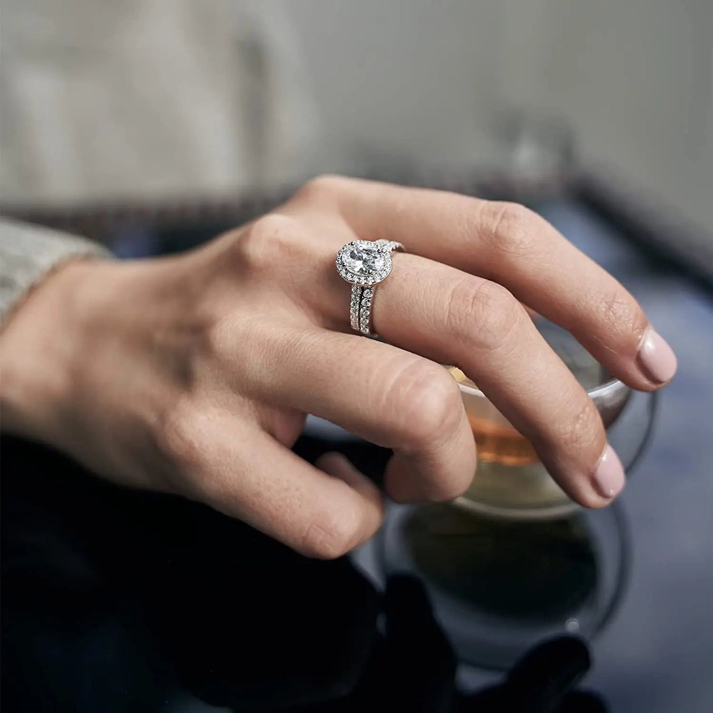 The Double Engagement Ring with Moissanite from Azzurie is as bright as a diamond. Descrição e Detalhes Este anel de noivado duplo, com pedra de diamante moissanite, é o item perfeito para um momento tão especial. O banho de ouro confere-lhe um toque delicado e luxuoso, tornando-o ainda mais especial. Surpreenda quem você ama com esse anel exclusivo. Especificações: Estilo: Moderno Material: 925 Silver Plated in 18k Gold GRA Certificado incluso Hypoallergenic.