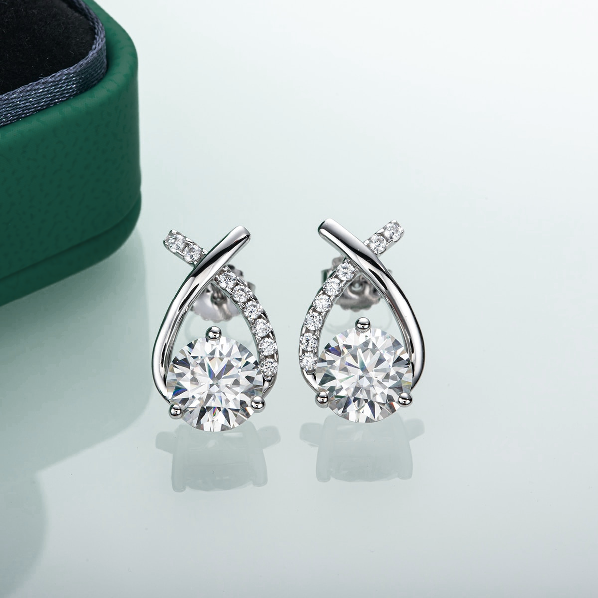 Aurora Moissanite Earring