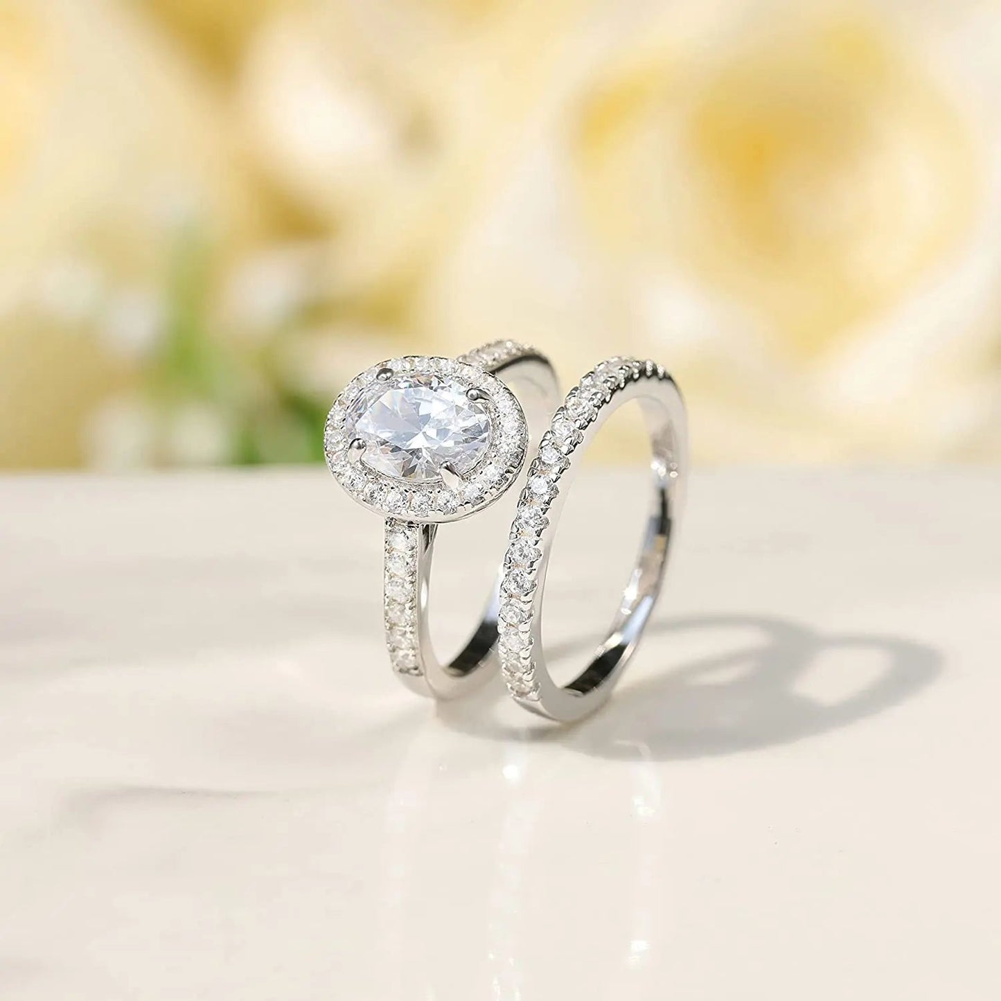 The Double Engagement Ring with Moissanite from Azzurie is as bright as a diamond. Descrição e Detalhes Este anel de noivado duplo, com pedra de diamante moissanite, é o item perfeito para um momento tão especial. O banho de ouro confere-lhe um toque delicado e luxuoso, tornando-o ainda mais especial. Surpreenda quem você ama com esse anel exclusivo. Especificações: Estilo: Moderno Material: 925 Silver Plated in 18k Gold GRA Certificado incluso Hypoallergenic.