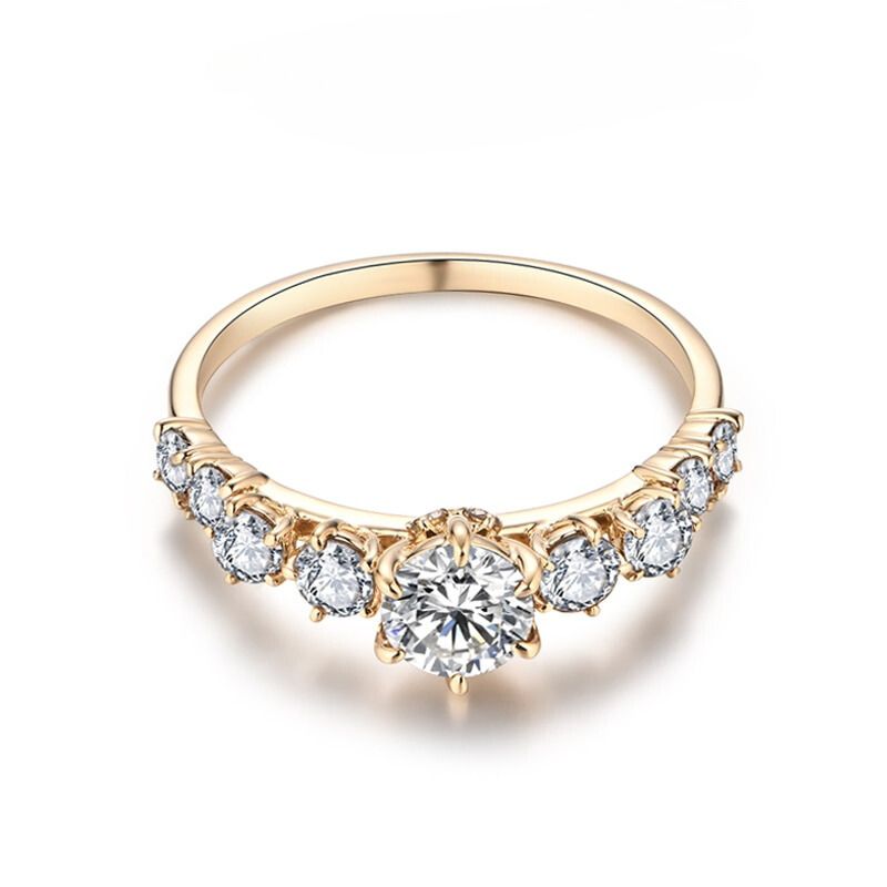 The 14k gold moissanite ring from Azzurie is as bright as a diamond. Descrição e Detalhes Apresentando nosso deslumbrante anel de moissanita banhado a ouro 14k, uma joia que combina a beleza incomparável das moissanitas com o brilho luxuoso do ouro 14k. Este anel é a expressão máxima de elegância e requinte, criado para brilhar em qualquer ocasião. ESPECIFICAÇÕES: Estilo: ModernoMaterial: banhado a ouro 14kCertificado GRA inclusoHipoalergênico.