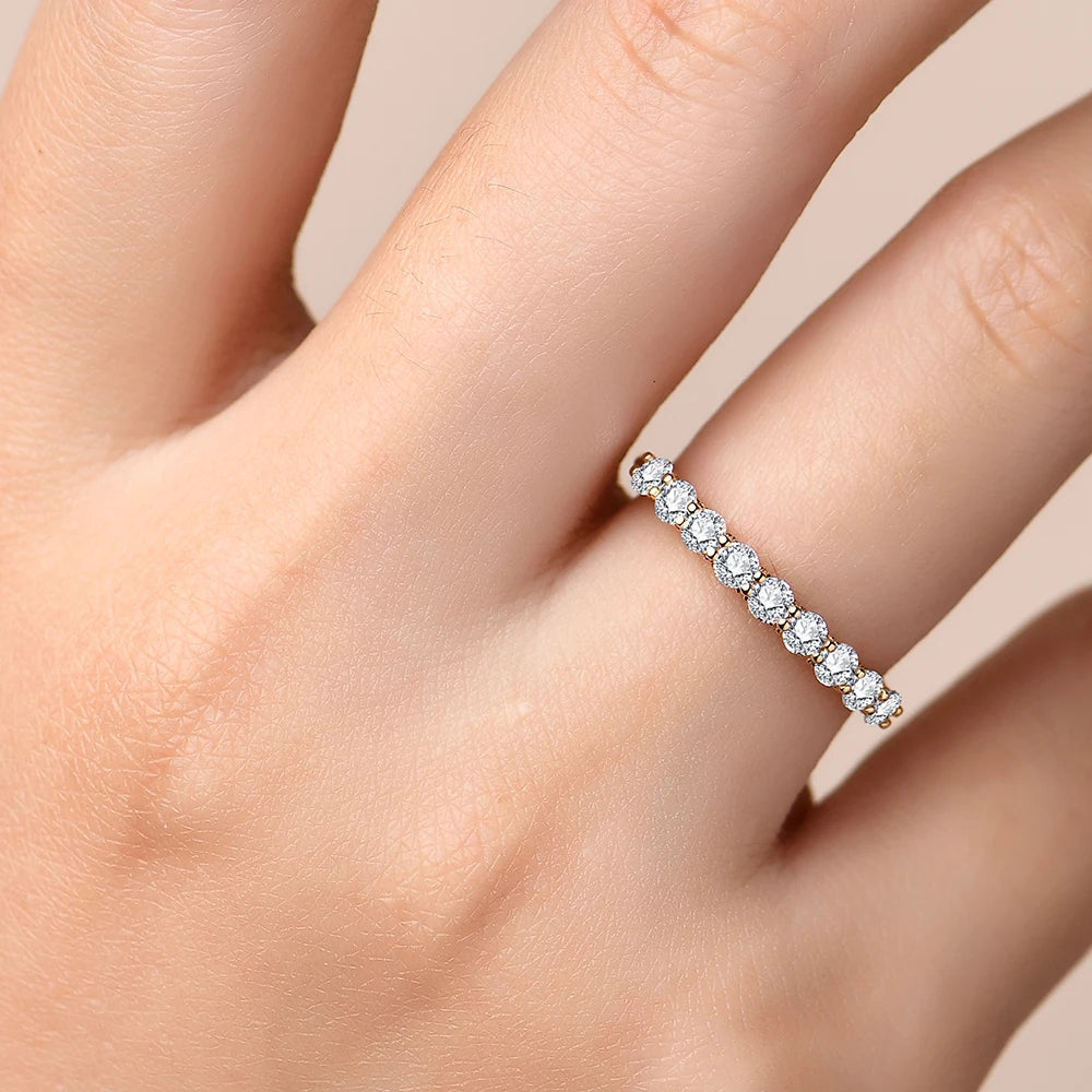 The 18k Gold Plated Half-Wedding Ring from Azzurie is as bright as a diamond. Descrição e Detalhes A Meia Aliança é perfeita para adicionar brilho e delicadeza ao seu look. Com design romântico, é ideal para demonstrar seu amor e elegância. Seu acabamento deve ser cuidadosamente elaborado para garantir um toque especial ao seu look. ESPECIFICAÇÕES: Materiais: aço inoxidável banhado a ouro 18kPedras: Pedras MoissaniteEstilo: ClássicoCertificado GRA incluídoHipoalergênico.