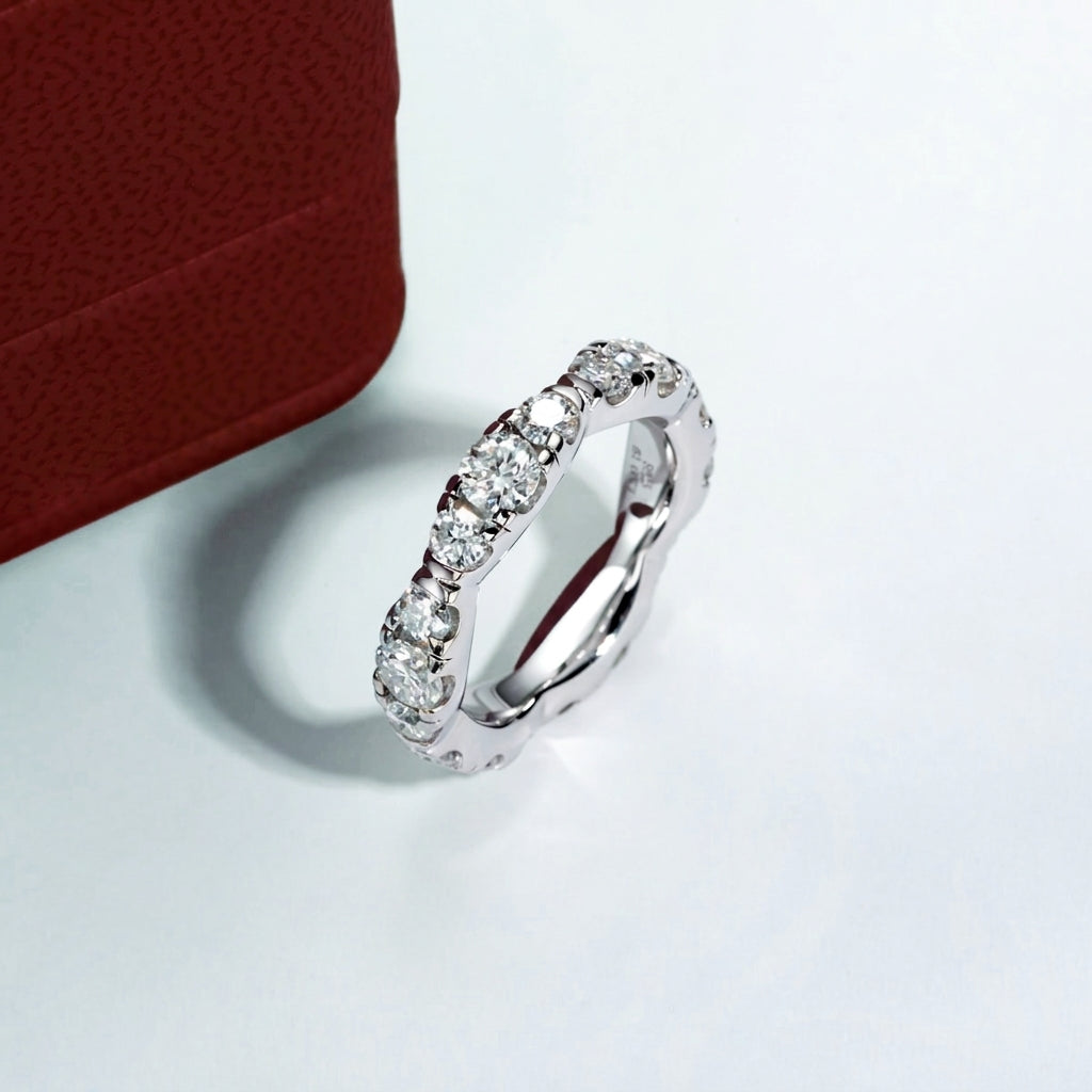 Varié Moissanite Wedding Band