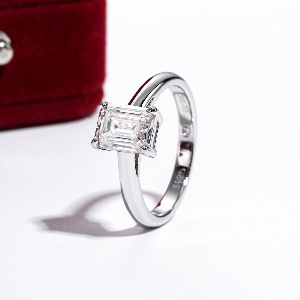 Éclat Emerald Moissanite Solitaire Ring