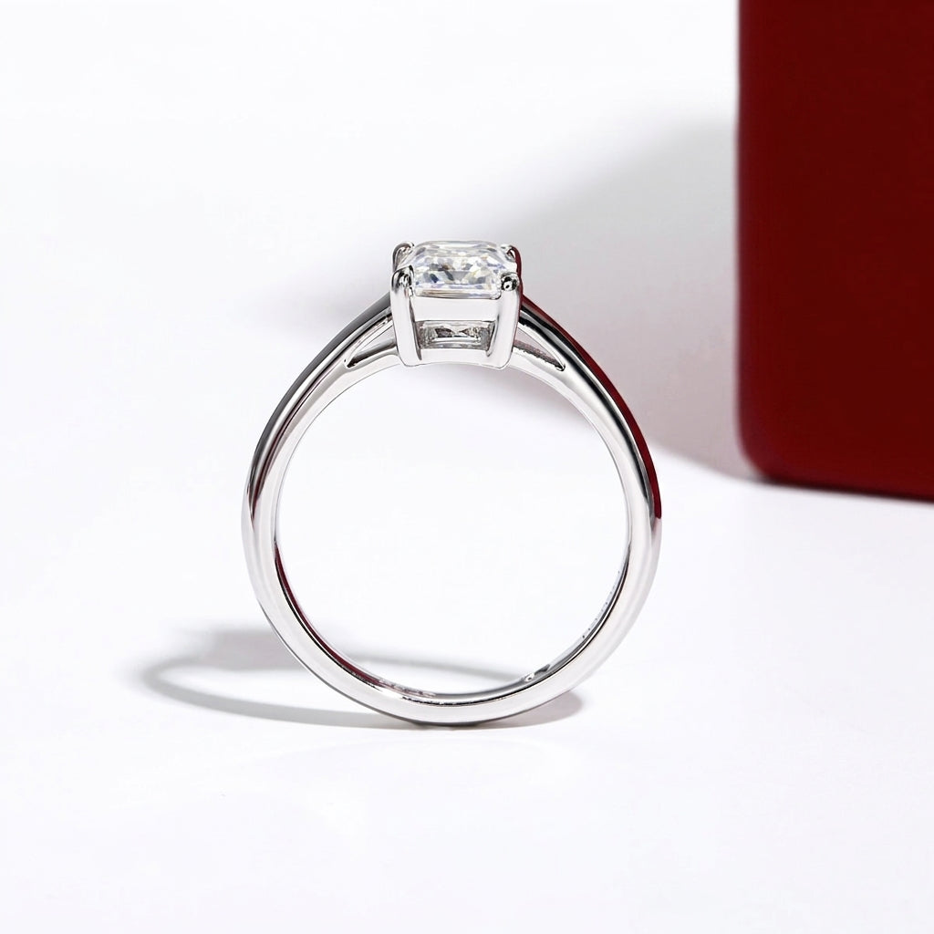 Éclat Emerald Moissanite Solitaire Ring