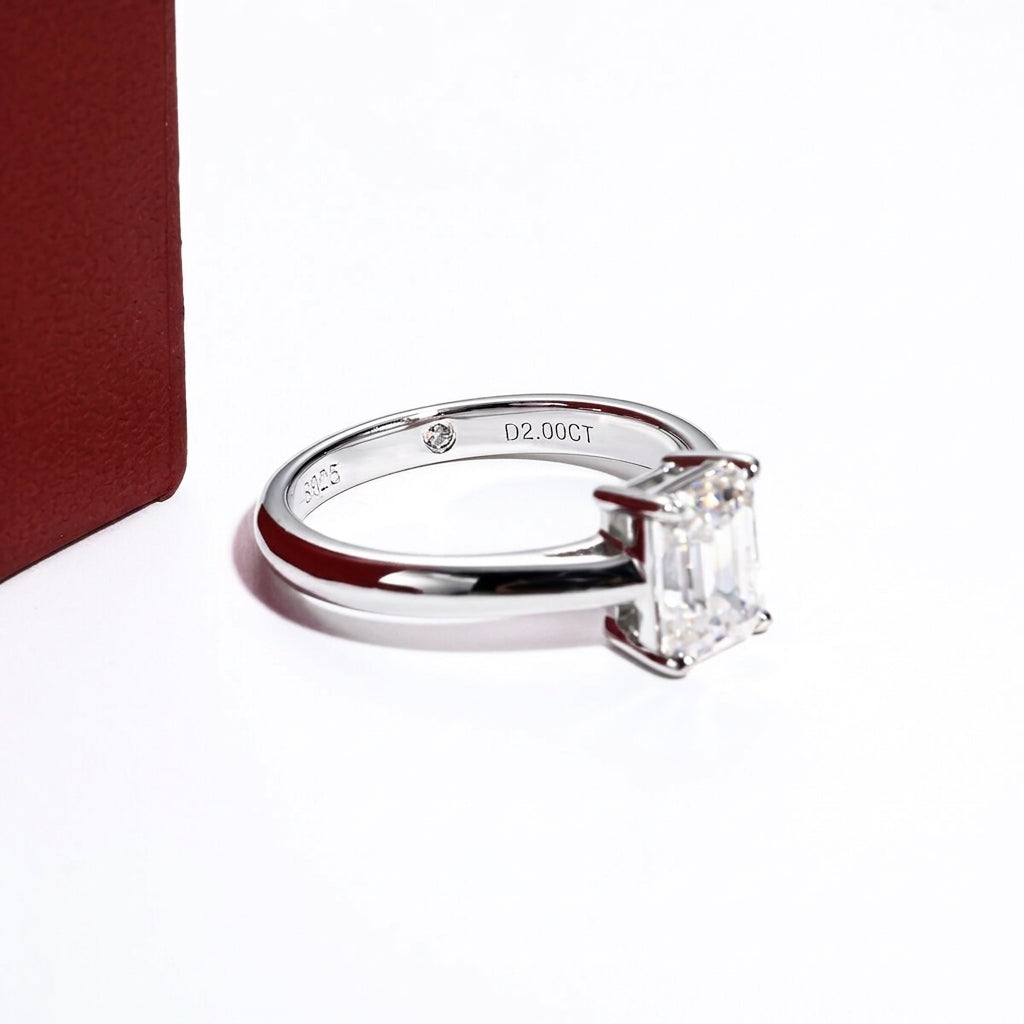 Éclat Emerald Moissanite Solitaire Ring