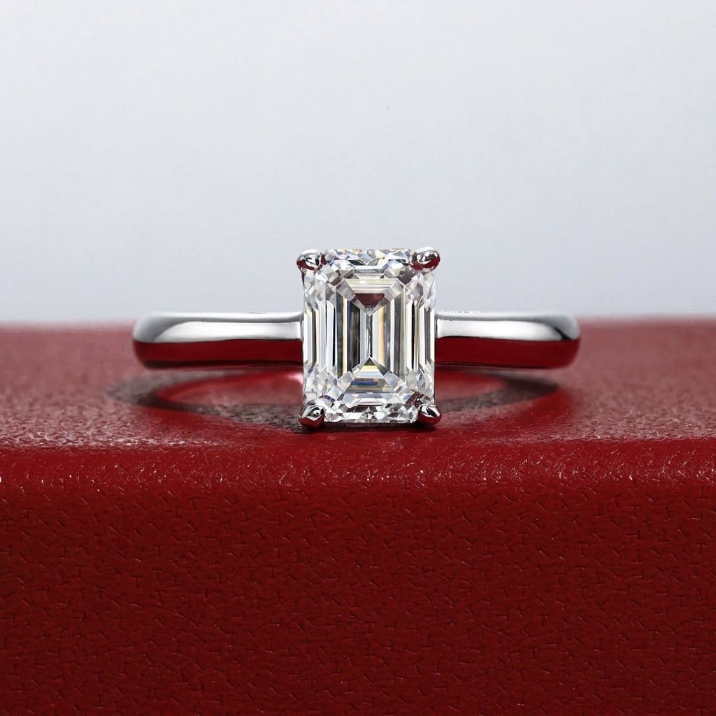 Éclat Emerald Moissanite Solitaire Ring