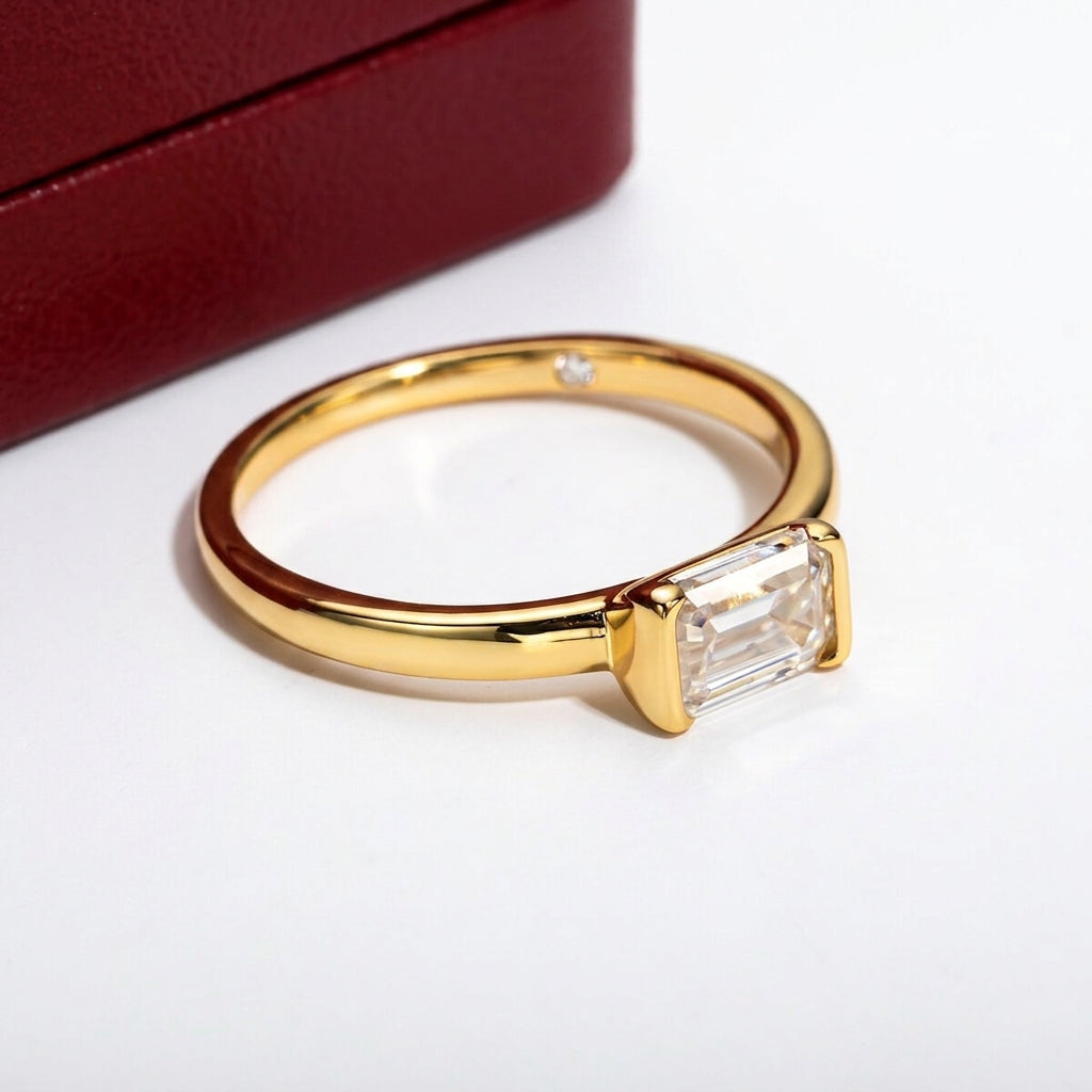 Pur Émeraude Moissanite Ring