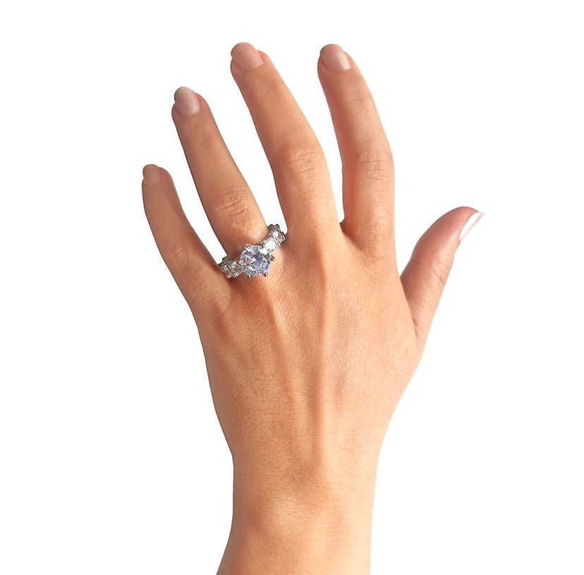 The  Luxury Ring with Multiple Moissanites from  Azzurie is as bright as a diamond.  Descrição e Detalhes This ring se destaca como uma verdadeira obra-prima da joalheria, sua gema central irradiando brilho e qualidade excepcionais, enquanto o arranjo delicado de pedras menores ao redor eleva e realça ainda mais sua beleza geral. Especificações: Material: Banhado a prata Pedra: Moissanite Hipoalergênico GRA Certificate inclued.