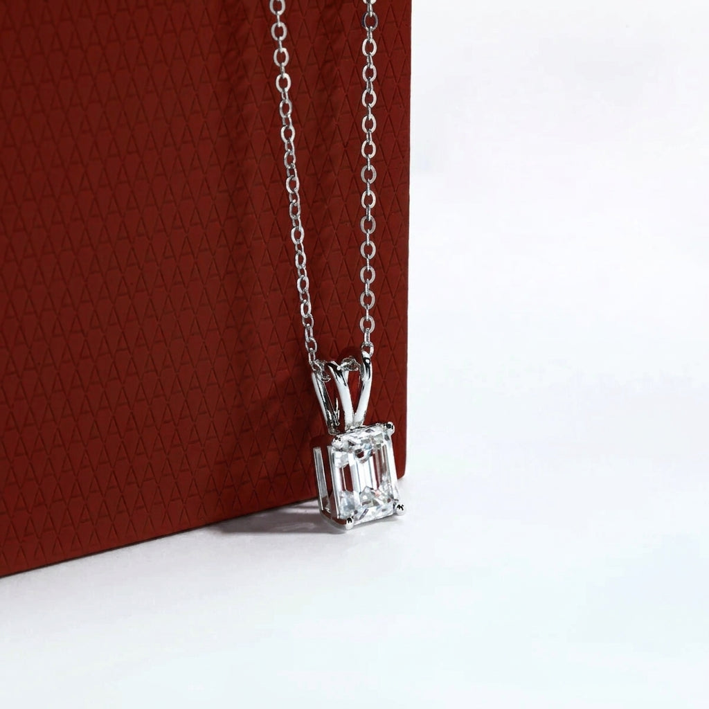 Émeraude Moissanite Necklace