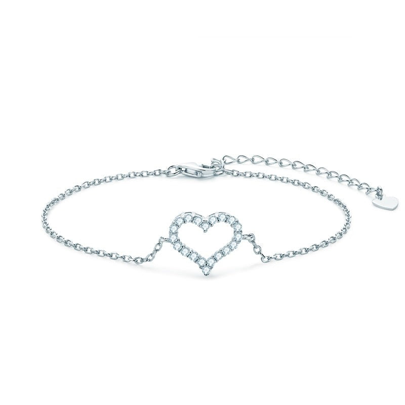 Bracelete Pure Love Moissanites em prata folheada a ouro branco 14k com zirconias e design de coração.