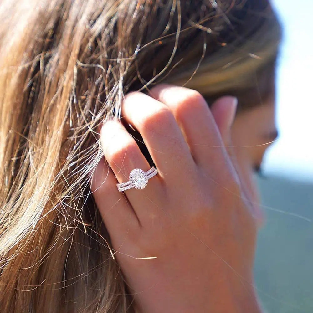 The  Double Engagement Ring with Moissanite from  Azzurie is as bright as a diamond.  Descrição e Detalhes Este anel de noivado duplo, com pedra de diamante moissanite, é o item perfeito para um momento tão especial. O banho de ouro confere-lhe um toque delicado e luxuoso, tornando-o ainda mais especial. Surpreenda quem você ama com esse anel exclusivo. Especificações: Estilo: Moderno Material: 925 Silver Plated in 18k Gold GRA Certificado incluso Hypoallergenic.