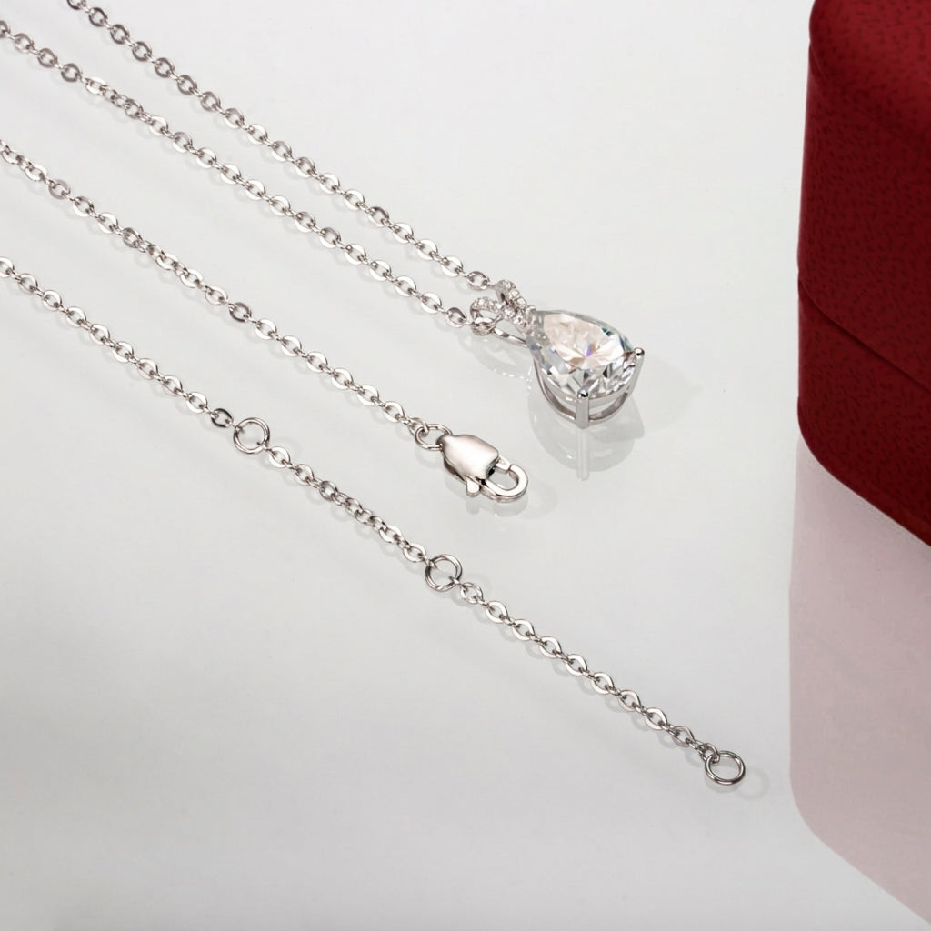 Poire Éclat Moissanite Necklace
