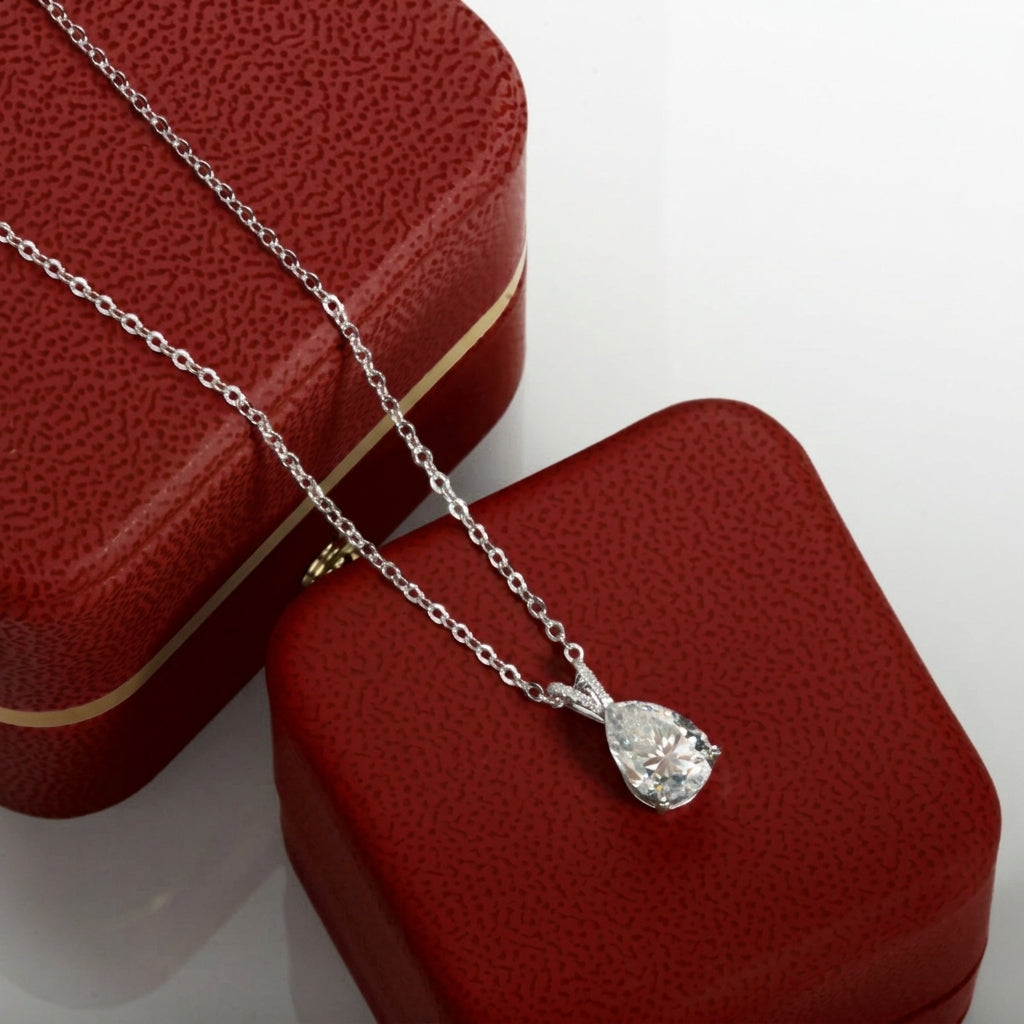 Poire Éclat Moissanite Necklace
