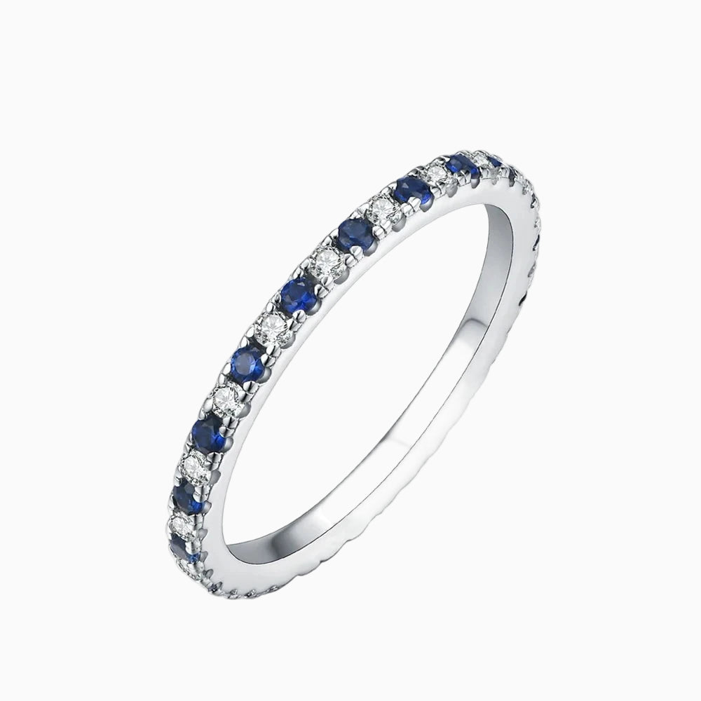The  Real Moissanite Ring from  Azzurie is as bright as a diamond.  Descrição e Detalhes Este anel Moissanite é feito com pedras reais e apresenta várias pedras para um visual deslumbrante. Aproveite a beleza e a qualidade deste anel luxuoso, que com certeza deixará qualquer look mais elegante. Uma escolha perfeita para quem busca sofisticação e estilo. ESPECIFICAÇÕES: Material: Banhado a prata 925 em ouro brancoPedras: MoissaniteCertificado GRA incluídoHipoalergênico.