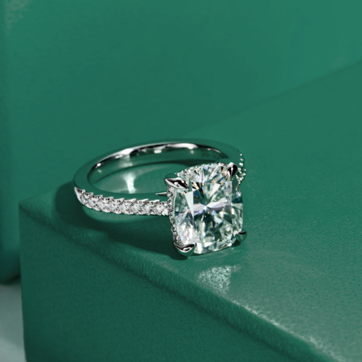 Anillo Promise de moissanita con forma de cojín 