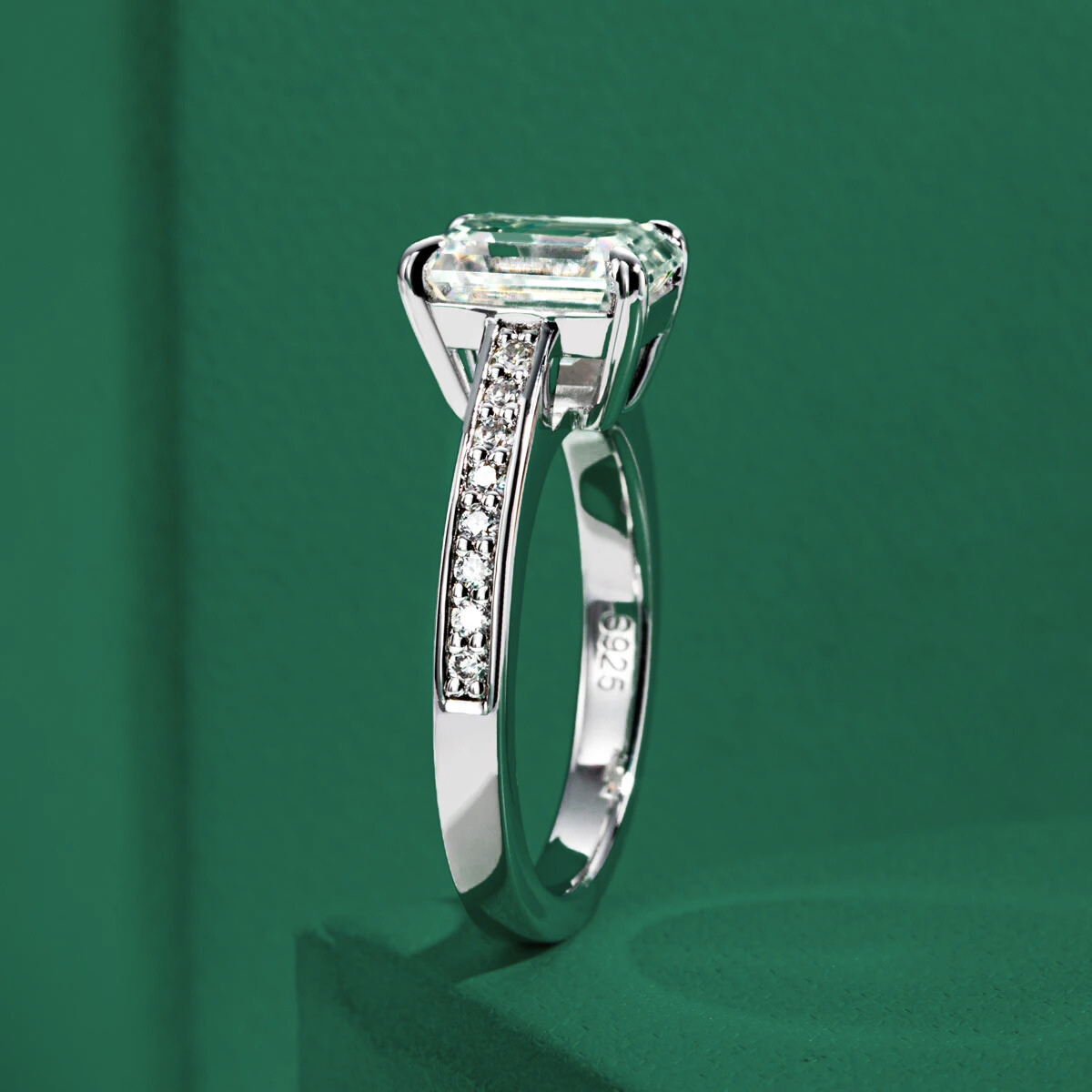 Aura Emerald Moissanite Ring