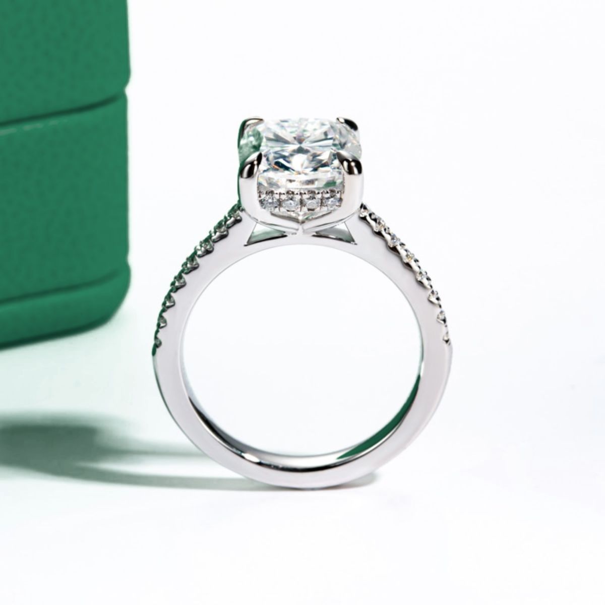 Anillo Promise de moissanita con forma de cojín 