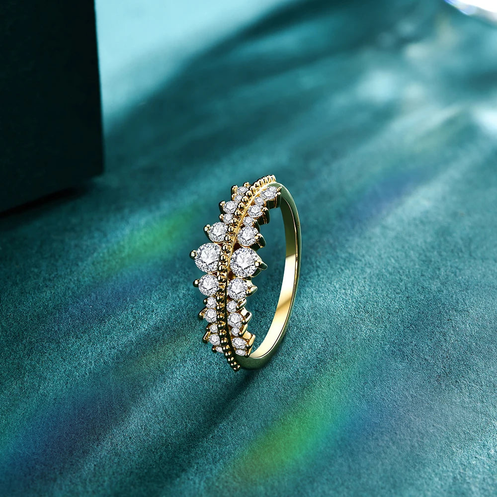 The  Pure Moissanite Engagement Ring from  Azzurie is as bright as a diamond.  Descrição e Detalhes Descubra a sensação de elegância e sofisticação com o Anel de Noivado Moissanite Pure. Com brilho incomparável, esse anel traz uma beleza romântica que vai encantar qualquer pessoa. Aproveite o poder da moissanite e transforme o seu momento especial com este anel único. Descrição do produto: Estilo: Moderno Material: Prata 925 banhada em ouro 18KPedras: MoissanitaHipoalergênicoCertificado GRA incluído.