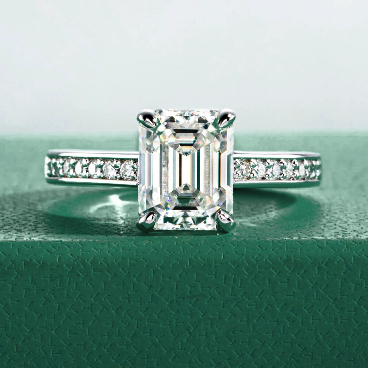 Aura Emerald Moissanite Ring