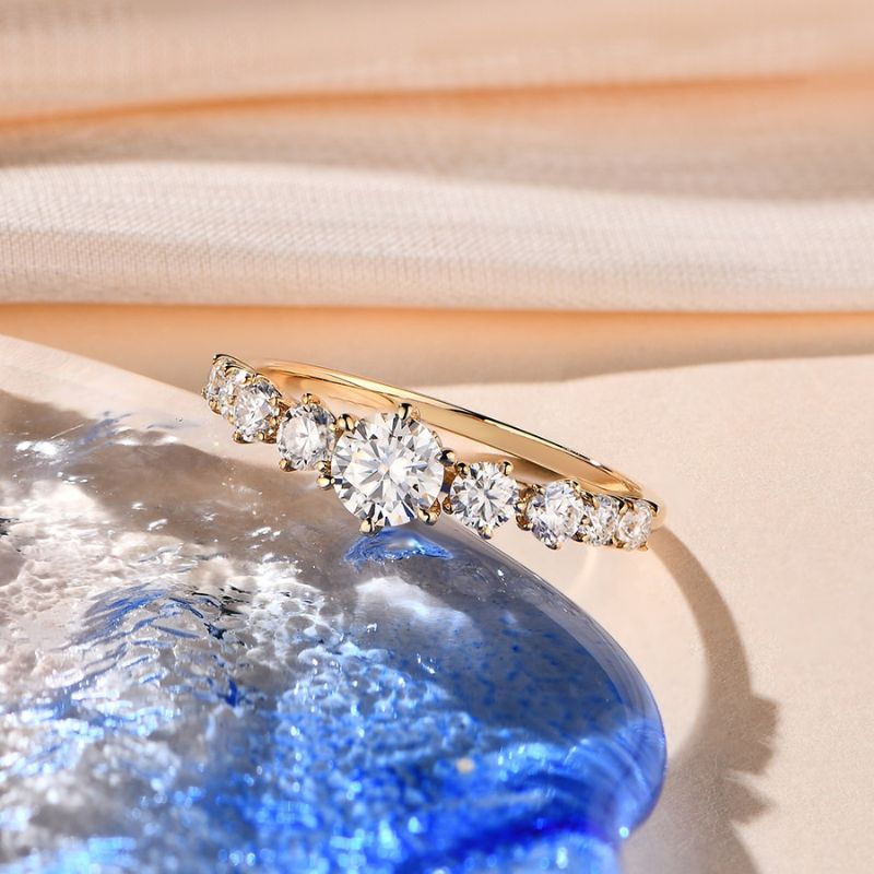 The  14k gold moissanite ring from  Azzurie is as bright as a diamond.  Descrição e Detalhes Apresentando nosso deslumbrante anel de moissanita banhado a ouro 14k, uma joia que combina a beleza incomparável das moissanitas com o brilho luxuoso do ouro 14k. Este anel é a expressão máxima de elegância e requinte, criado para brilhar em qualquer ocasião. ESPECIFICAÇÕES: Estilo: ModernoMaterial: banhado a ouro 14kCertificado GRA inclusoHipoalergênico.