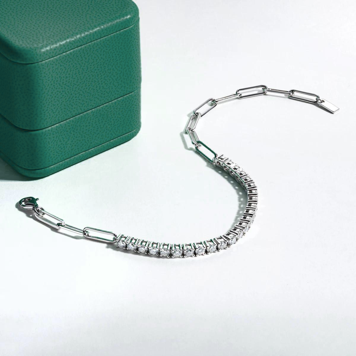 Pulseira Riviera Balance Moissanite em prata 925 com ródio, detalhe elegante e moderno em caixa verde.
