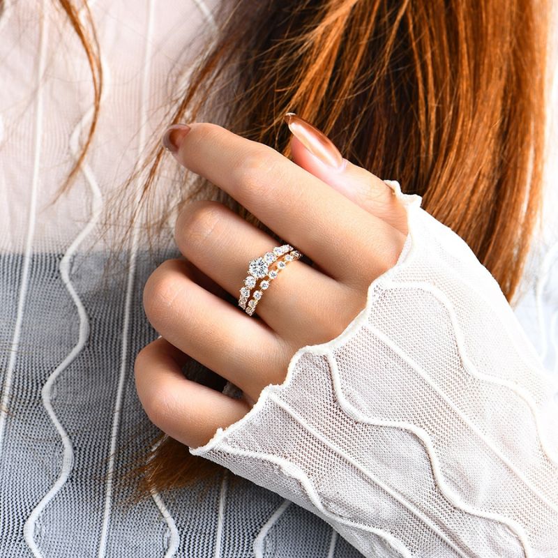 The  14k gold moissanite ring from  Azzurie is as bright as a diamond.  Descrição e Detalhes Apresentando nosso deslumbrante anel de moissanita banhado a ouro 14k, uma joia que combina a beleza incomparável das moissanitas com o brilho luxuoso do ouro 14k. Este anel é a expressão máxima de elegância e requinte, criado para brilhar em qualquer ocasião. ESPECIFICAÇÕES: Estilo: ModernoMaterial: banhado a ouro 14kCertificado GRA inclusoHipoalergênico.