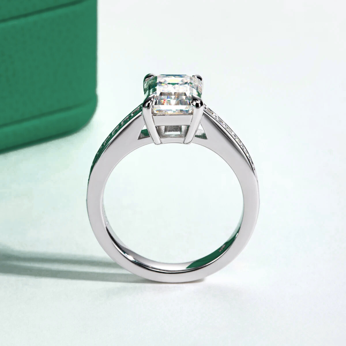 Aura Emerald Moissanite Ring