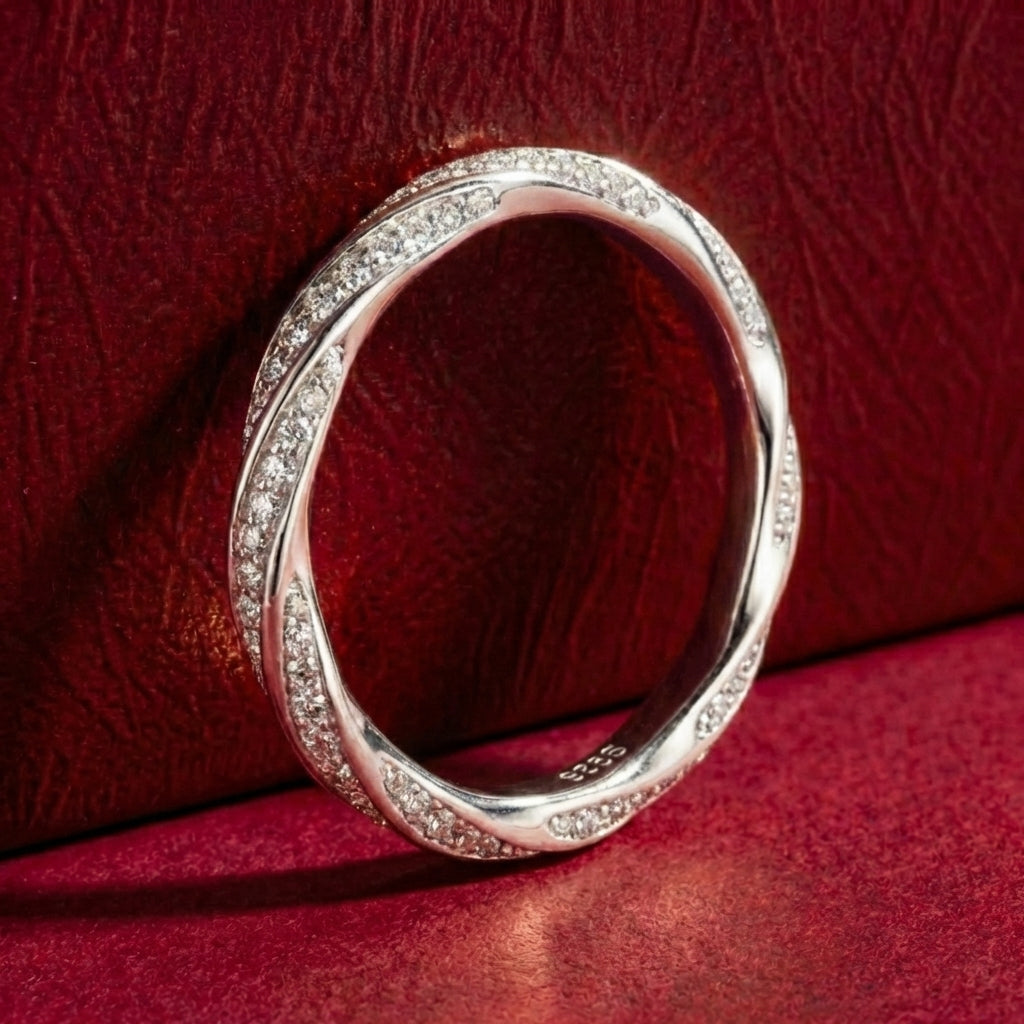 Tressé Moissanite 18k White Gold Wedding Band