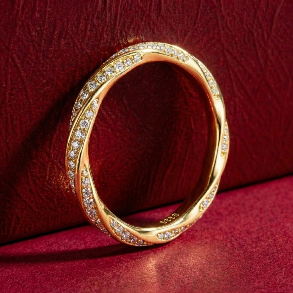 Tressé Moissanite 18k Gold Wedding Band