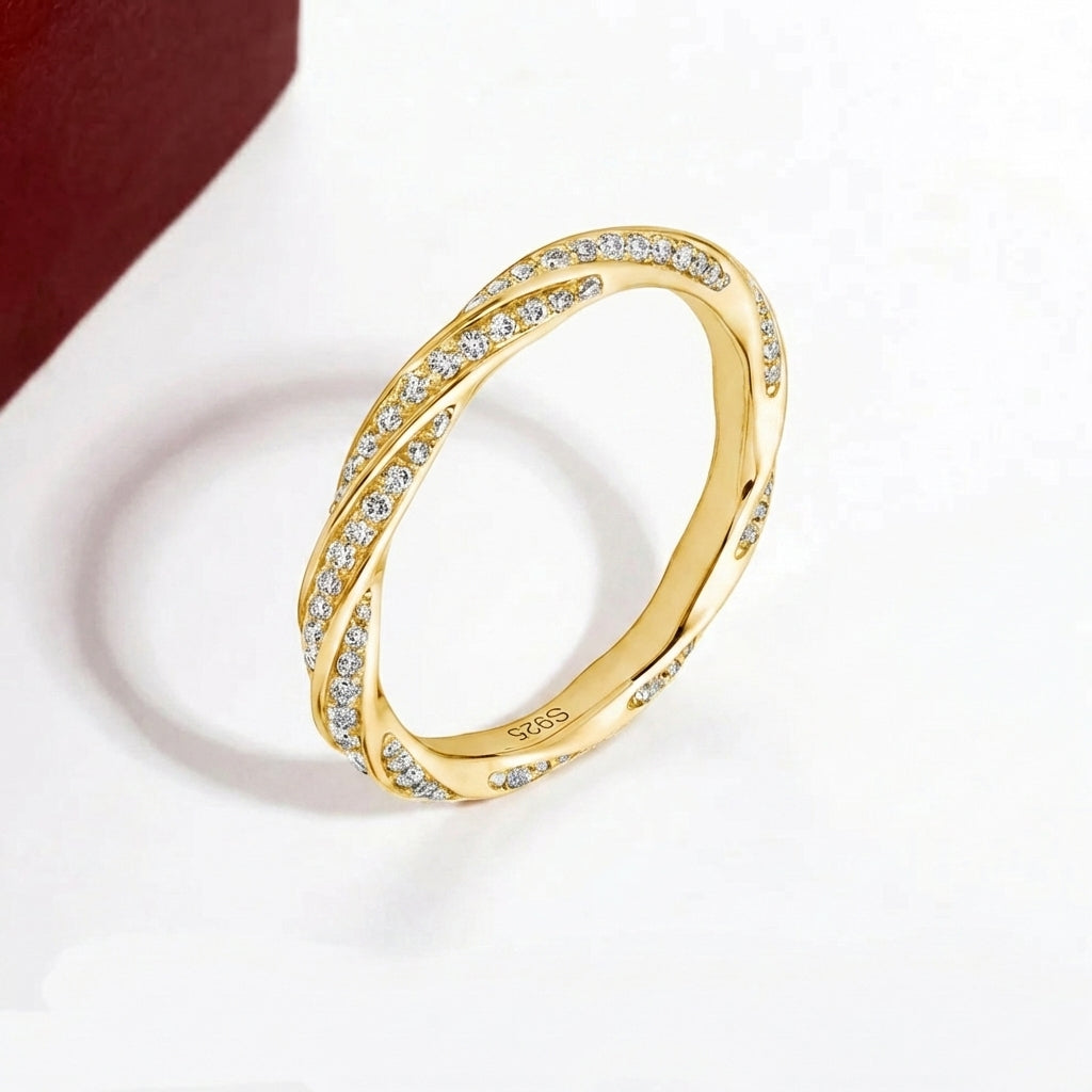 Tressé Moissanite 18k Gold Wedding Band