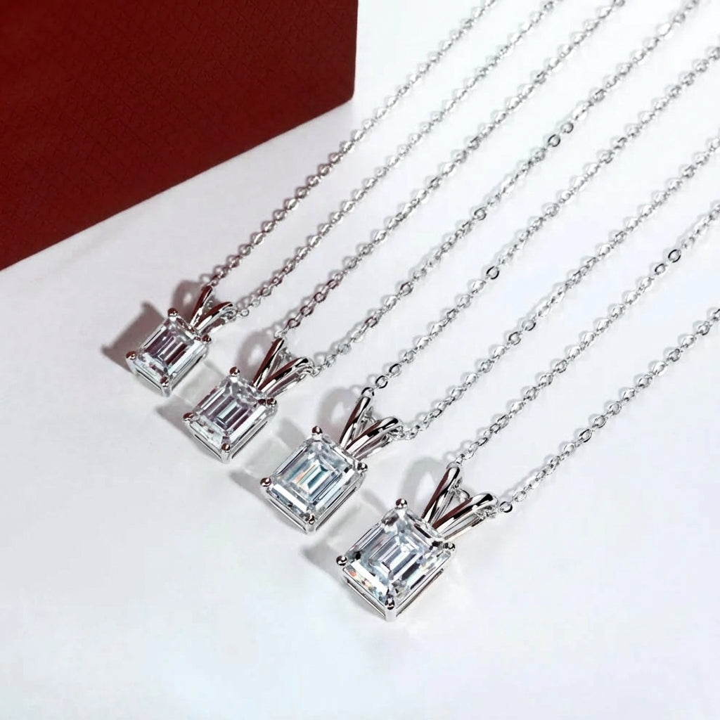 Émeraude Moissanite Necklace