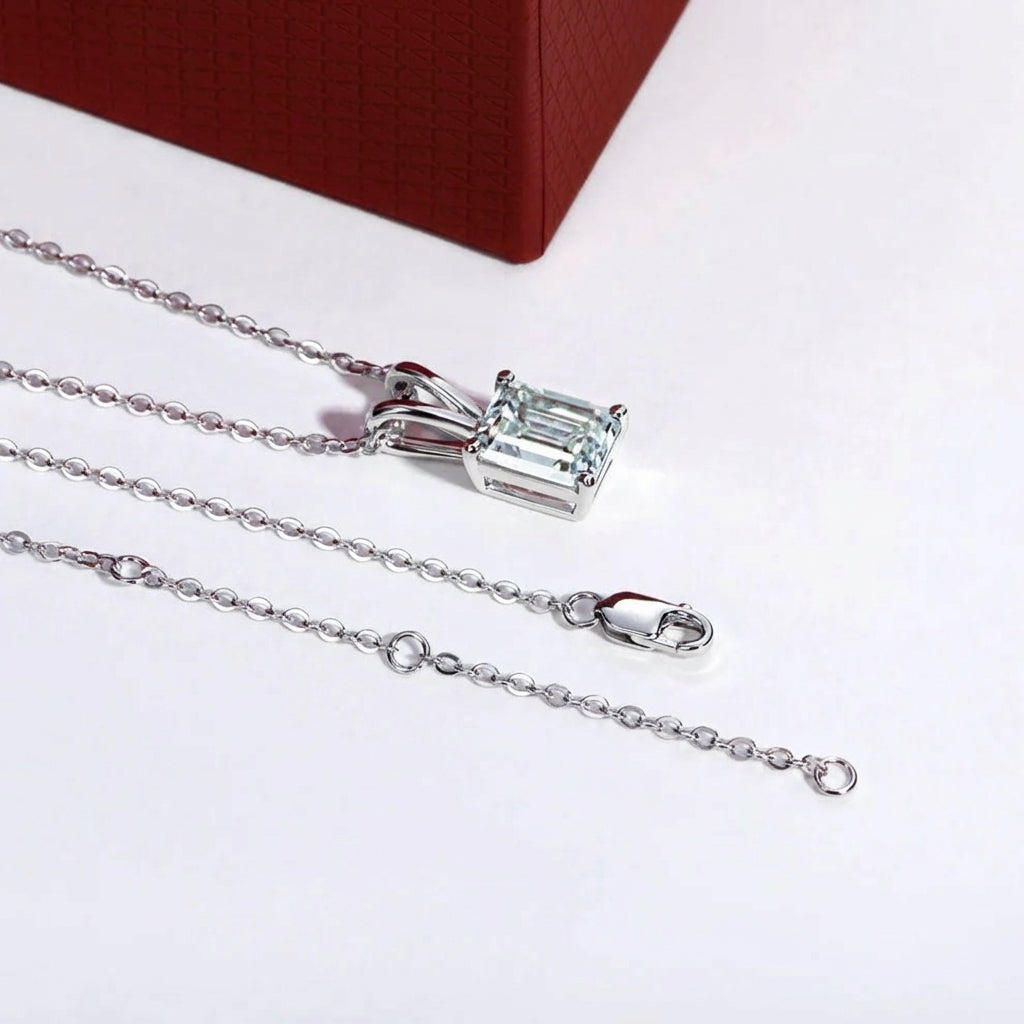 Émeraude Moissanite Necklace