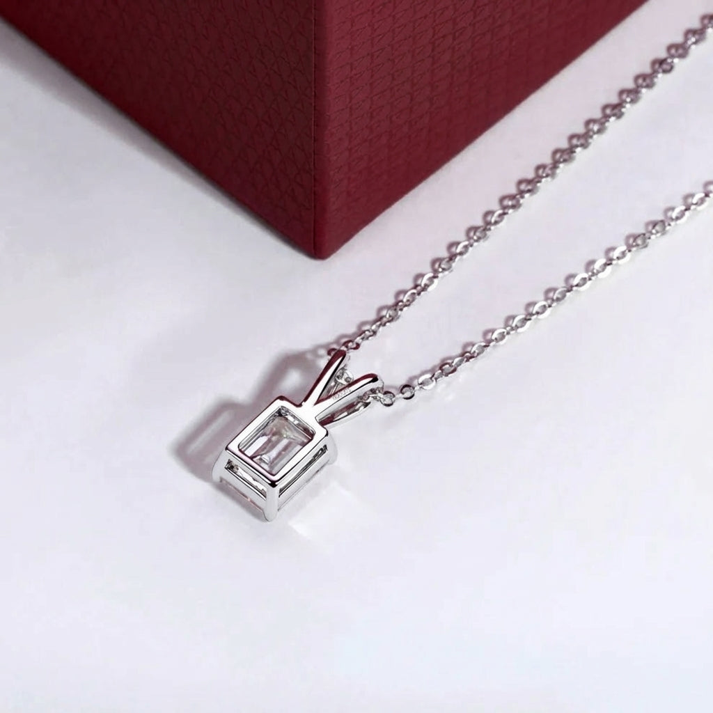 Émeraude Moissanite Necklace