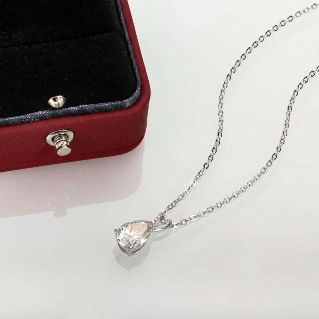 Poire Éclat Moissanite Necklace