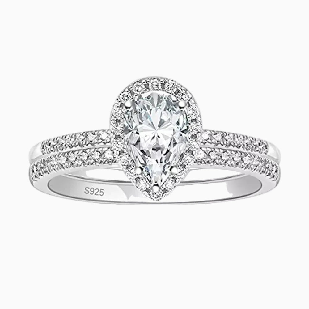 Anel Encanto de Diamante em prata 925 banhado a ouro com diamante central em forma de lágrima.
