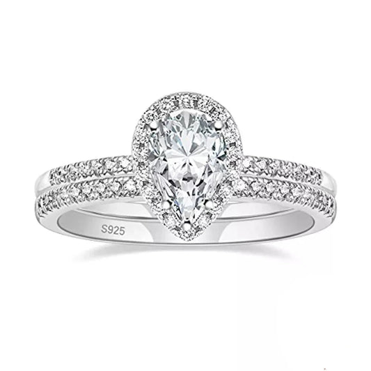 Anel Encanto de Diamante em prata 925 banhado a ouro com diamante central em forma de lágrima.