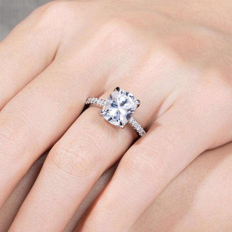 Anillo Promise de moissanita con forma de cojín 