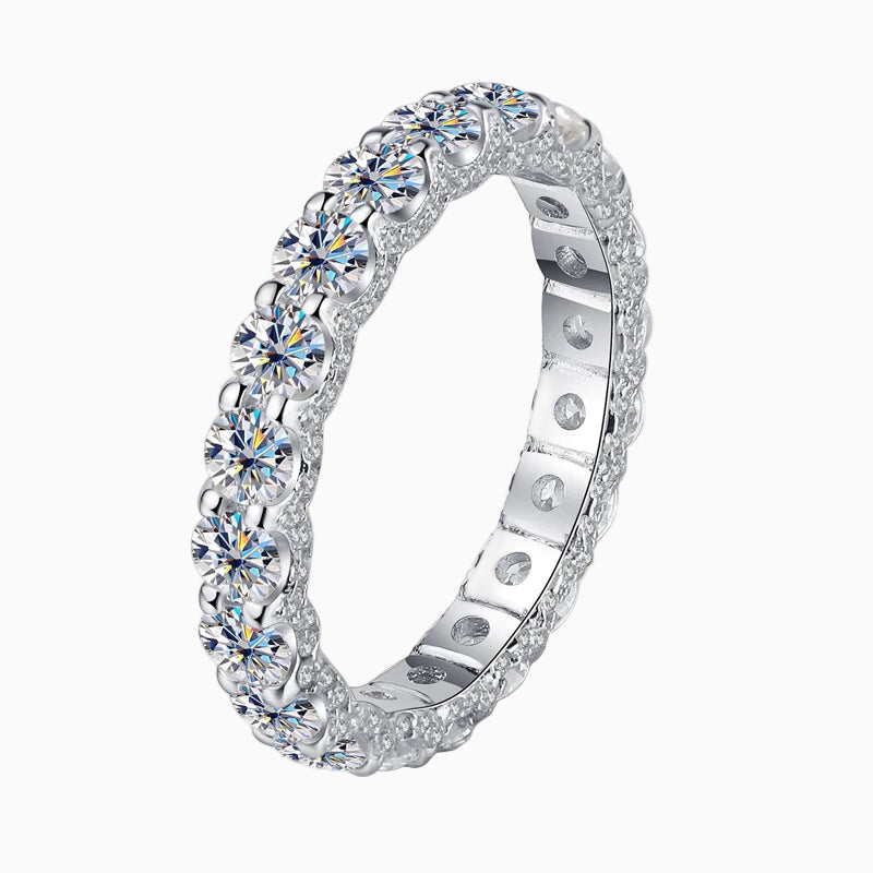 Aliança cravejada em prata 925 com moissanite de 250 pontos.