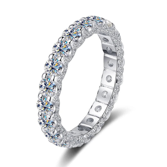 Aliança cravejada em prata 925 com moissanite de 250 pontos.