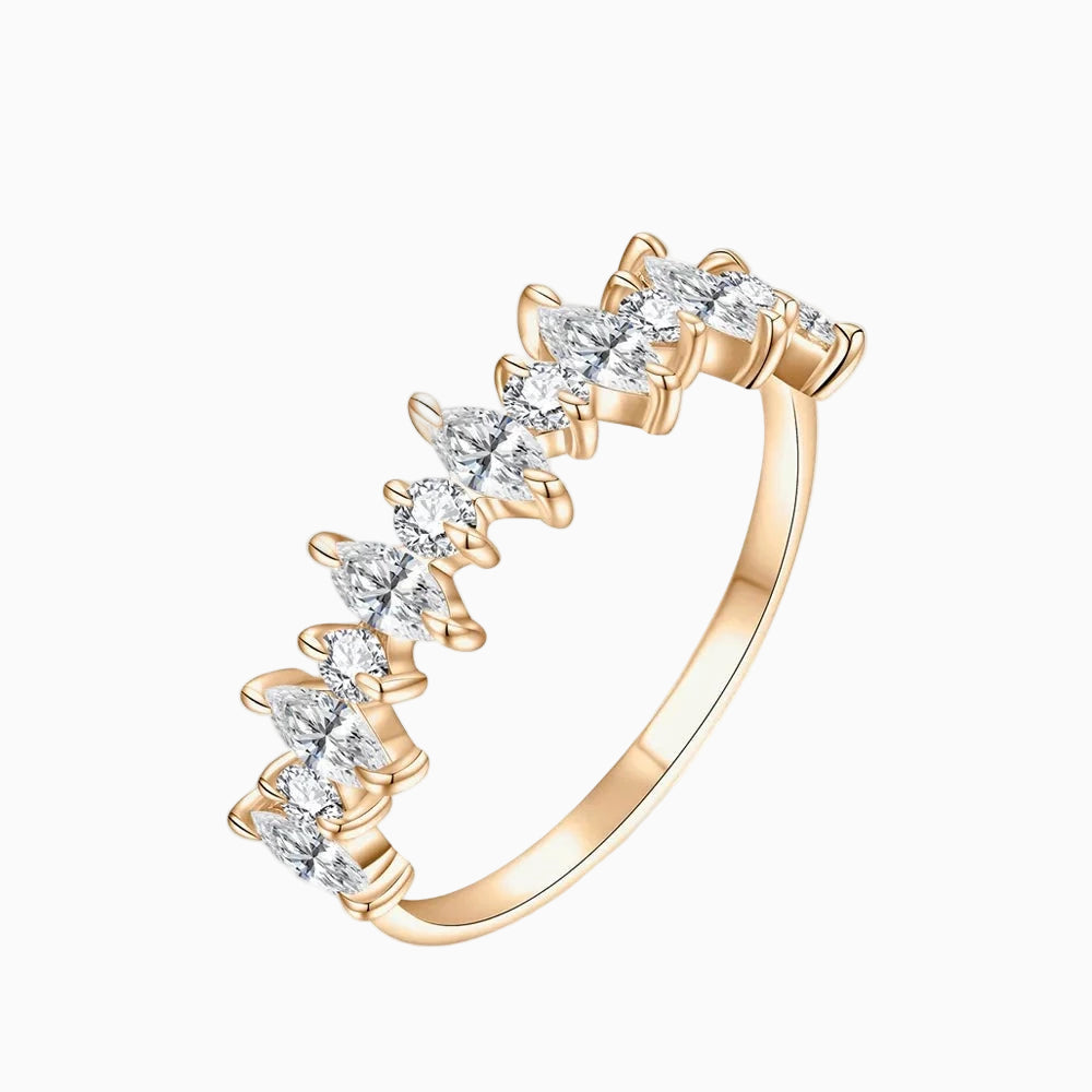 Anel Meia Aliança Moissanite em Prata 925 com Moissanites иntensas.